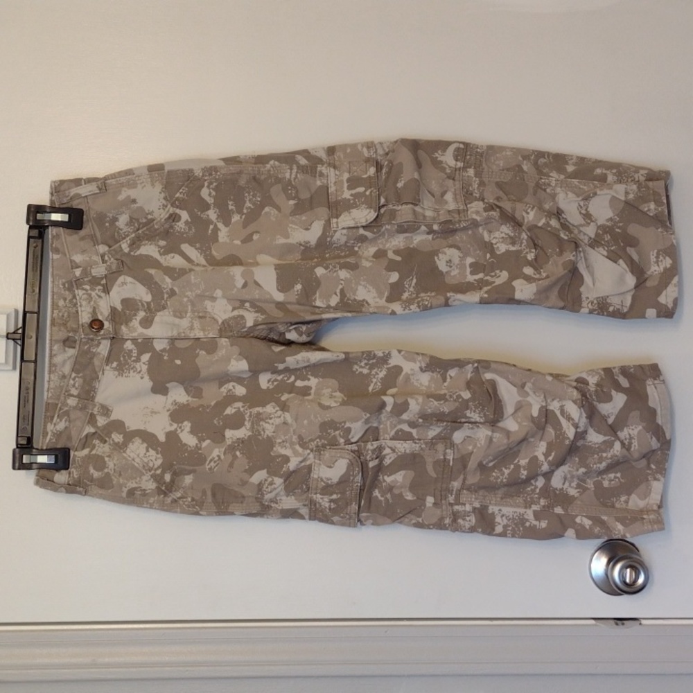 NEW Carhartt Tan Camo Cotton Cargo Capri Pants size 0 size 2